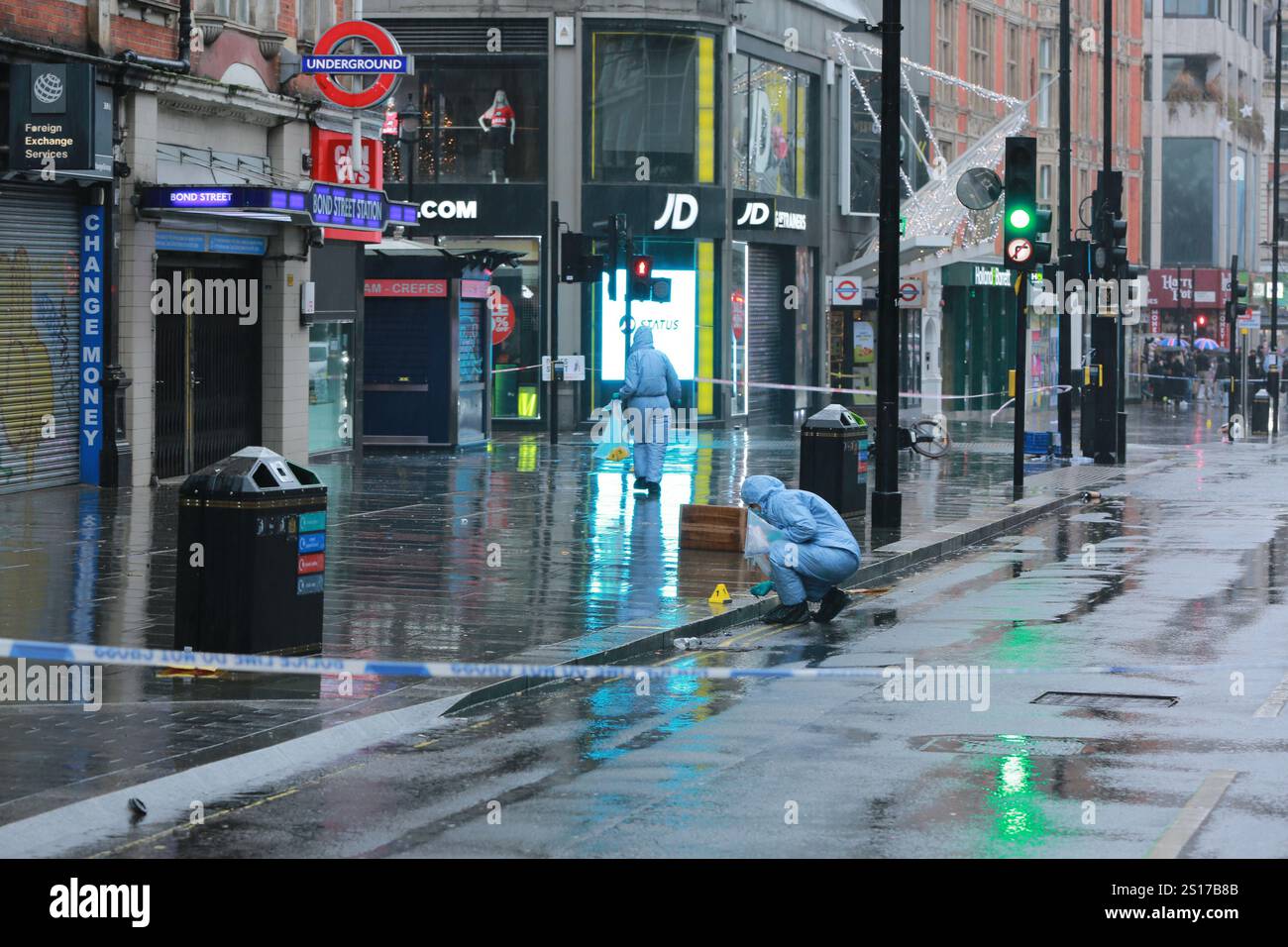 London, Großbritannien. Januar 2025. Forensiker arbeiten an einem frühen Neujahrsstich in der Oxford Street in der Nähe der U-Bahn-Station Bond Street im Zentrum von London, wo ein Mann erstochen wurde. Quelle: Waldemar Sikora / Alamy Live News Stockfoto