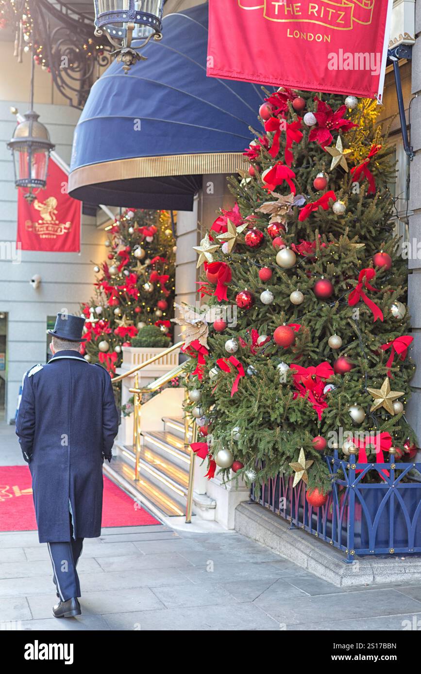 Portier im Ritz, Weihnachten in London Stockfoto