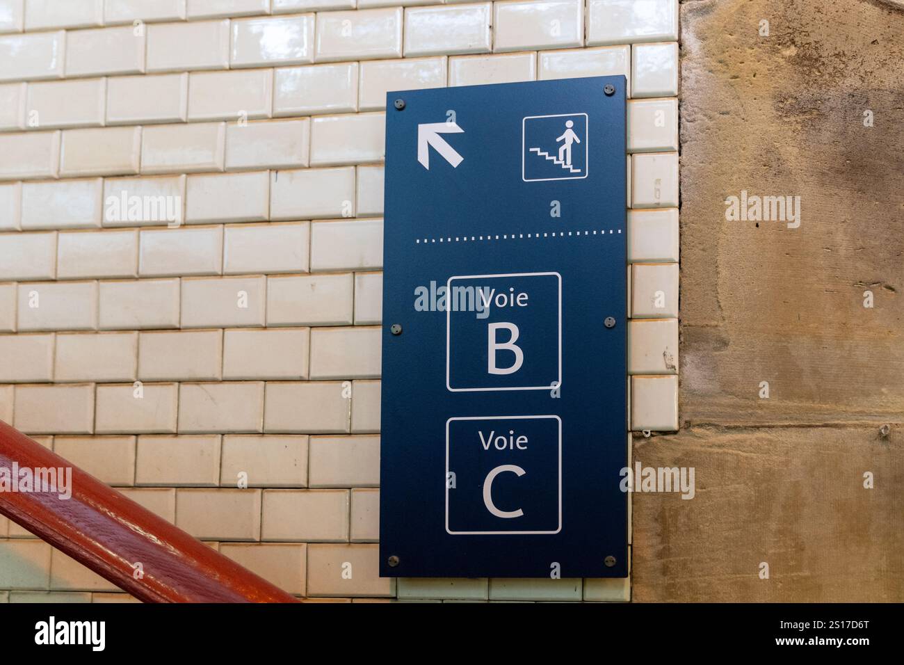Schilder im Bahnhof Colmar France, die die Passagiere zu Toren und Treppen führen Stockfoto