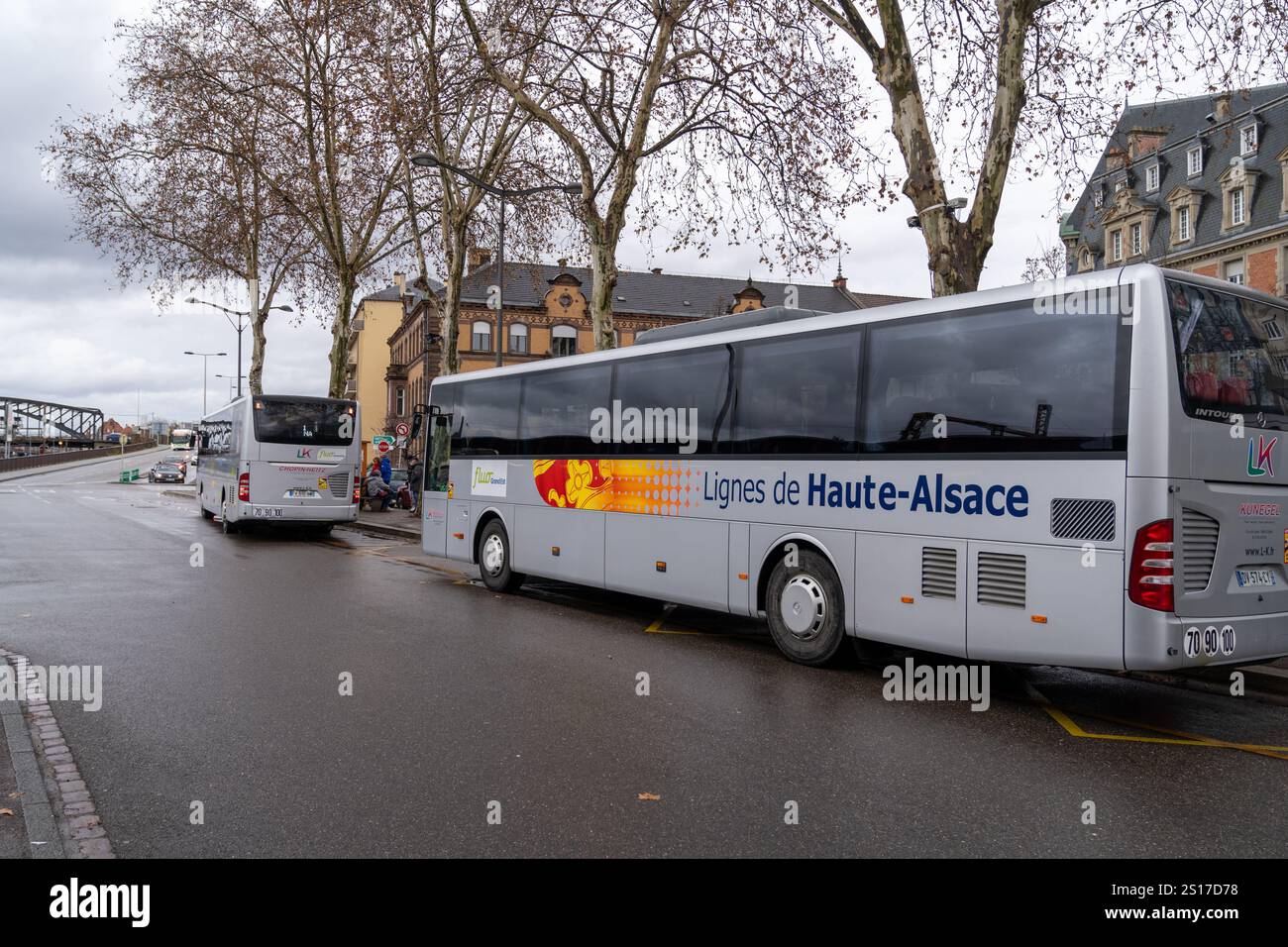 Colmar, Frankreich - 7. Dezember 2024: Shuttlebusse mit öffentlichen Verkehrsmitteln an der Bushaltestelle, um Besucher zu den Weihnachtsmärkten zu bringen Stockfoto