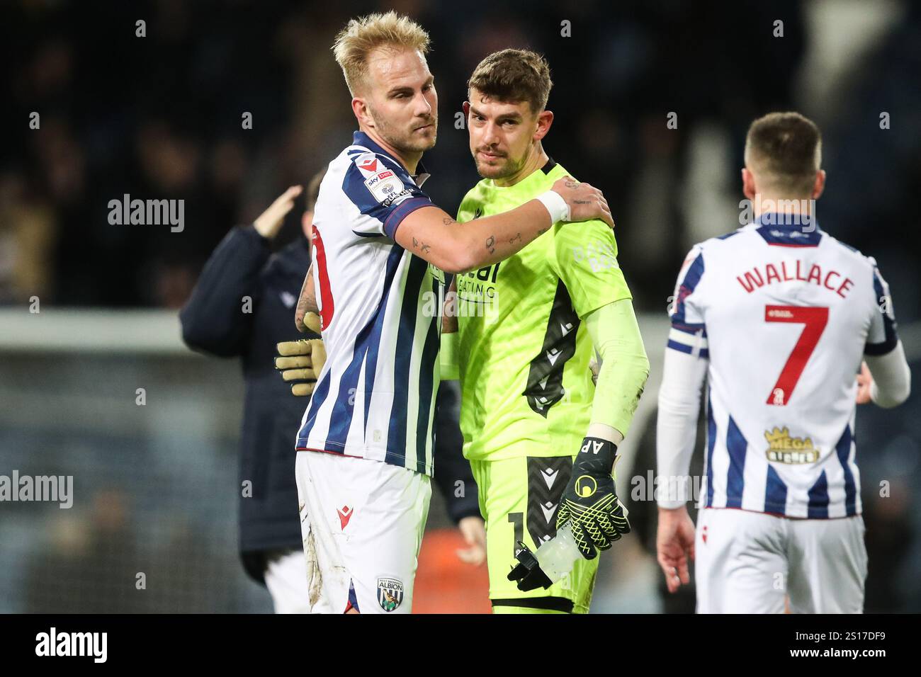 Uroš Račić aus West Bromwich Albion und Alex Palmer aus West Bromwich Albion nehmen sich nach dem Sky Bet Championship Match West Bromwich Albion gegen Preston North End at the Hawthorns, West Bromwich, Großbritannien, 1. Januar 2025 (Foto: Gareth Evans/News Images) Stockfoto