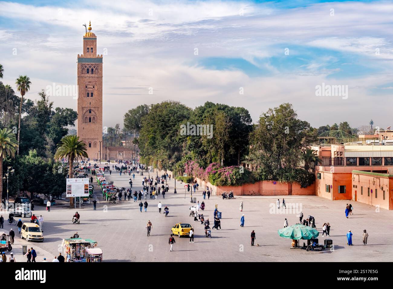 Marrakesch Marokko. Blick auf die Kutubiyya Moschee in der Medina von Marrakesch. Die Aussicht ist am frühen Morgen von einem geschäftigen Jemaa el-Fnaa Stockfoto