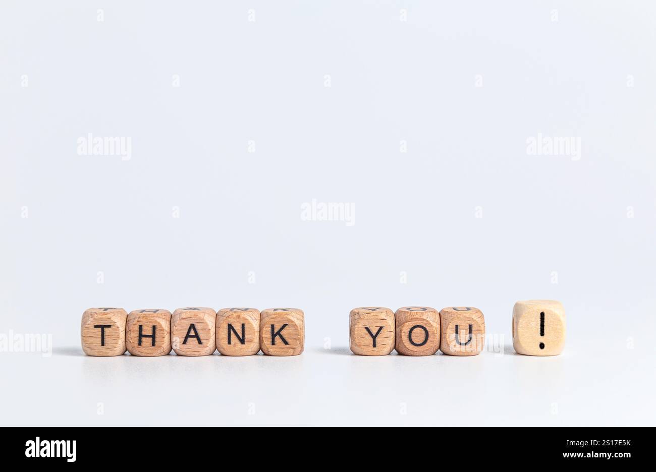 Vielen Dank! Phrase auf Holzblöcken mit schwarzen Buchstaben auf weißem Hintergrund Stockfoto