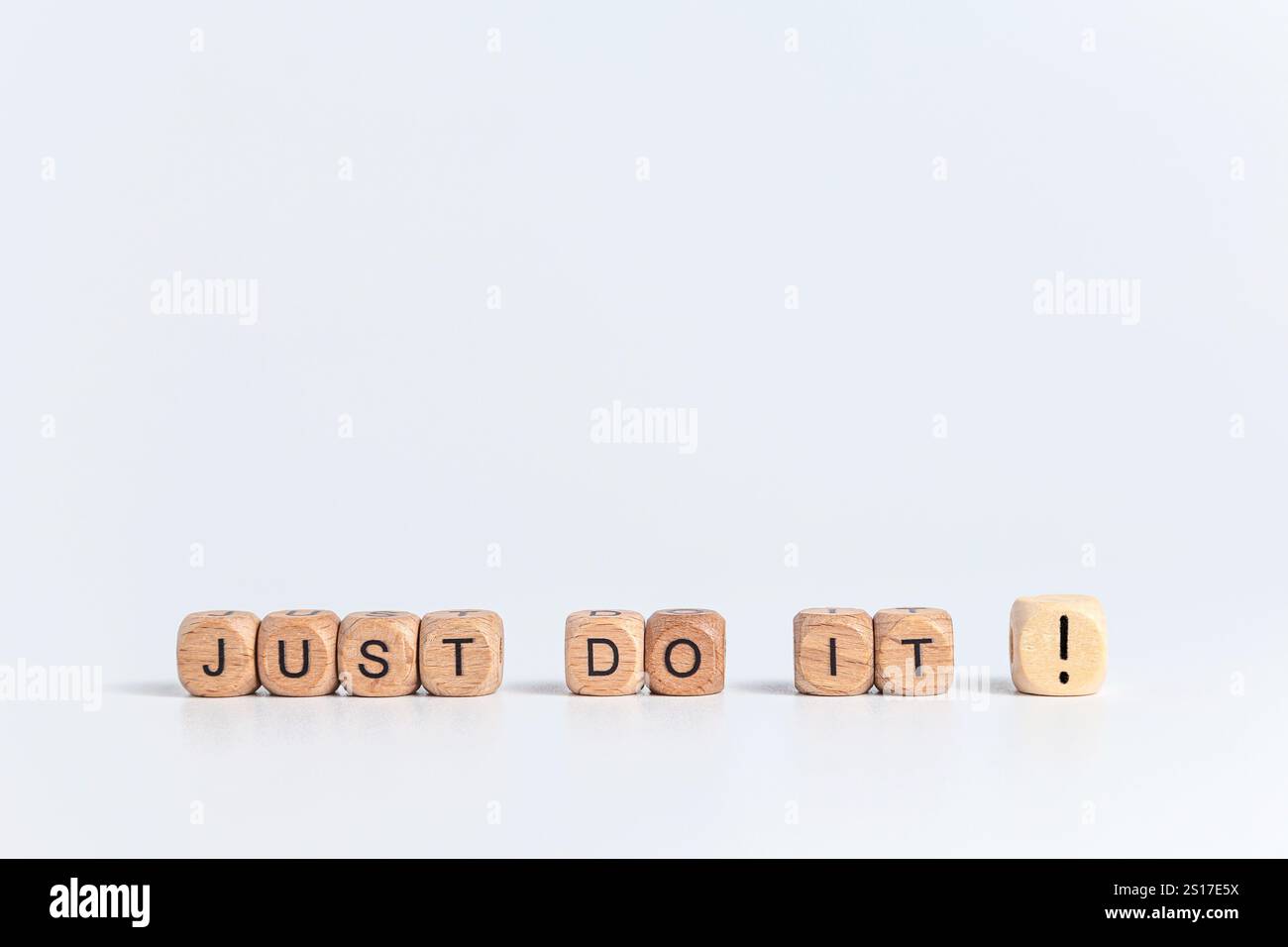 Machen Sie es einfach! Phrase auf Holzblöcken mit schwarzen Buchstaben auf weißem Hintergrund Stockfoto