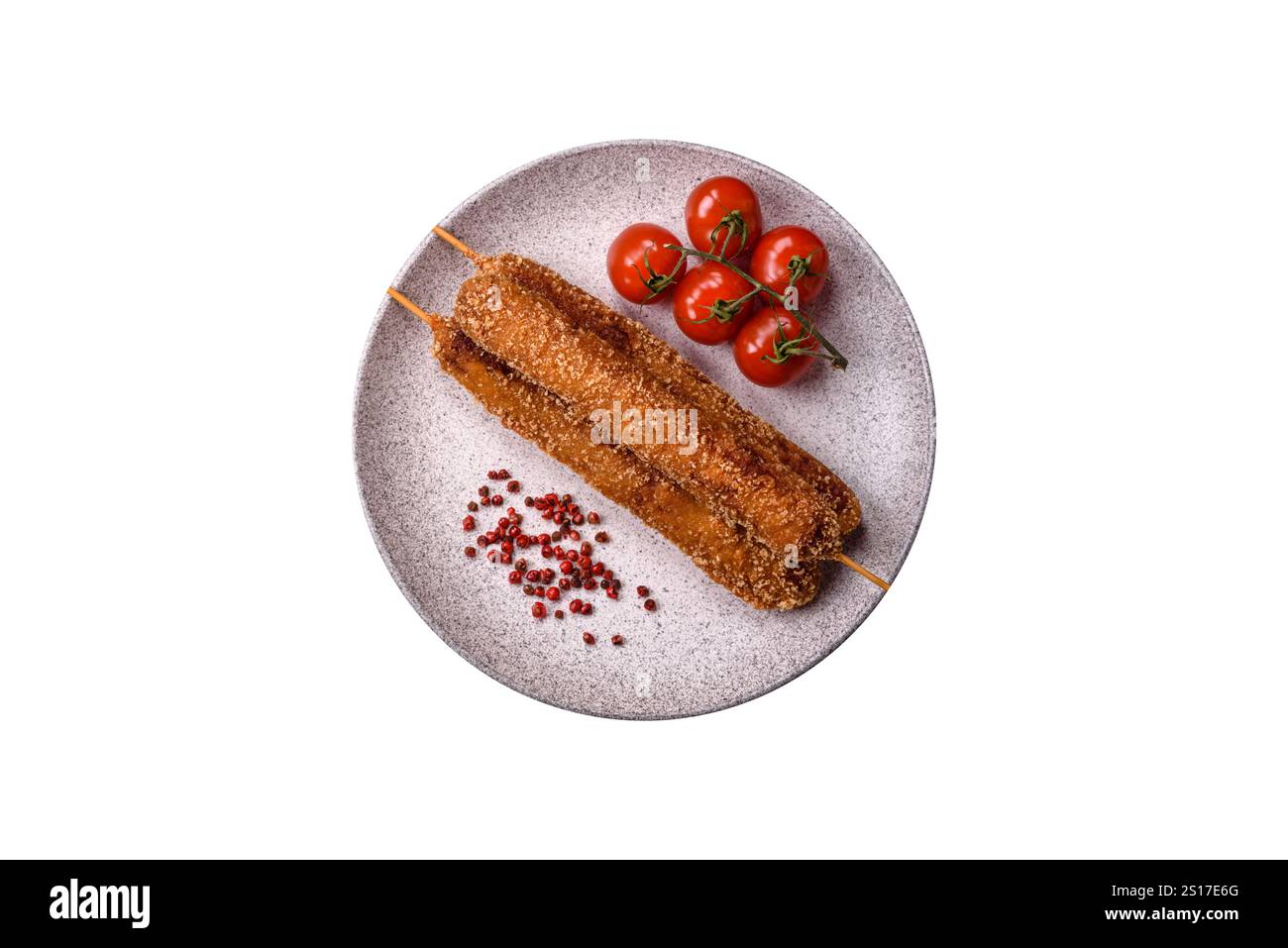 Lula Kebab Fleisch auf einem Feuer in Panierung mit Salz, Gewürzen und Kräutern auf weißem Hintergrund gebraten Stockfoto