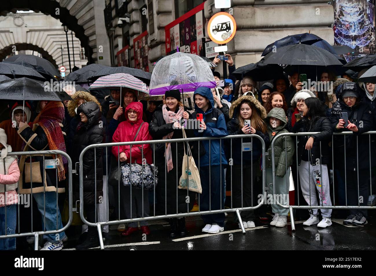 LONDON, ENGLAND: 1. Januar 2025: Die jährliche internationale Teilnehmershow muss bei der Neujahrsparade 2025 in London fortgesetzt werden, egal ob es regnet oder glänzt. (Foto von 李世惠/siehe Li/Picture Capital) Stockfoto