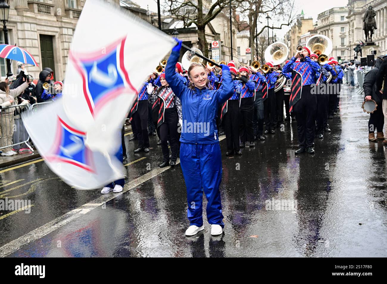 LONDON, ENGLAND: 1. Januar 2025: Die jährliche internationale Teilnehmershow muss bei der Neujahrsparade 2025 in London fortgesetzt werden, egal ob es regnet oder glänzt. (Foto von 李世惠/siehe Li/Picture Capital) Stockfoto