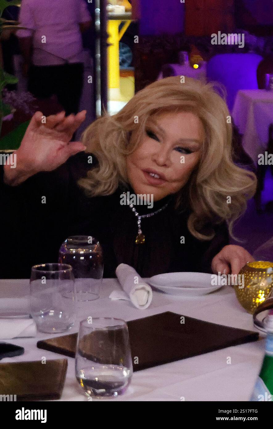 **DATEIFOTO** Jocelyn Wildenstein ist verstorben. LOS ANGELES, KALIFORNIEN - 24. MAI: Jocelyn Wildenstein beim offiziellen Engagement Dinner mit Freunden für Jocelyn Wildenstein und Lloyd Klein, beide tragen Fendi in Casablanca Moroccan Kitchen in Los Angeles, Kalifornien am 24. Mai 2023. Kredit: Faye Sadou/MediaPunch Stockfoto