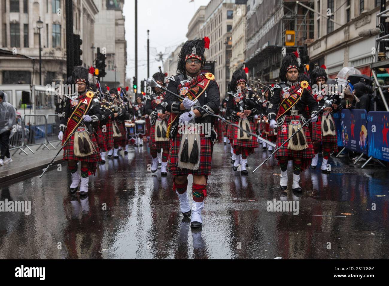London, UK, 1. Januar 2025. Eine Hochlandkapelle marschiert bei einer Parade. Tausende von Zuschauern trotzen starkem Wind und starkem Wind, um an der jährlichen London New Year Day Parade 2025 teilzunehmen. Quelle: James Willoughby/ALAMY Live News Stockfoto