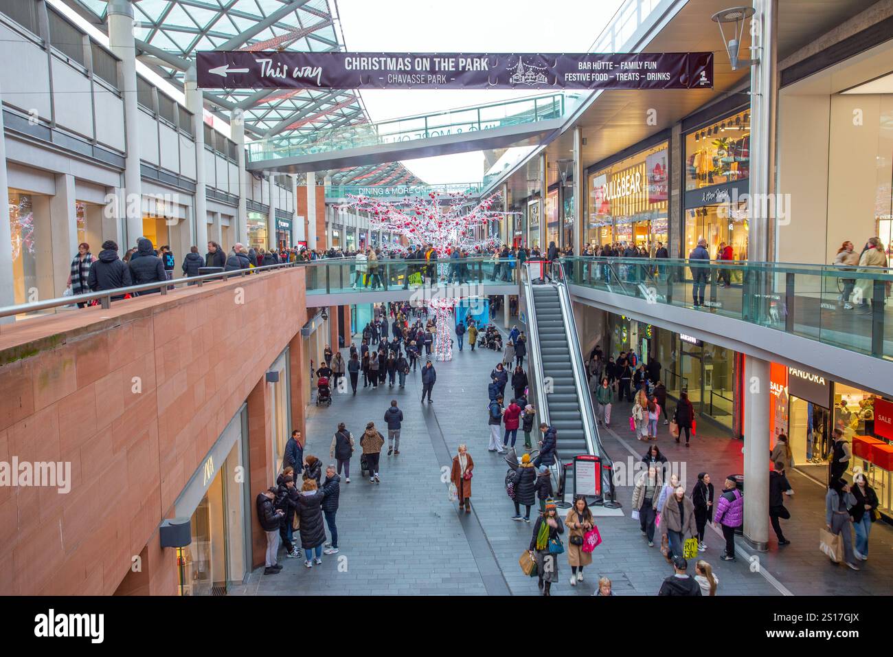 Leute, die nach dem Weihnachtsverkauf im Zentrum der merseyside Stadt Liverpool in Liverpool One einkaufen Stockfoto