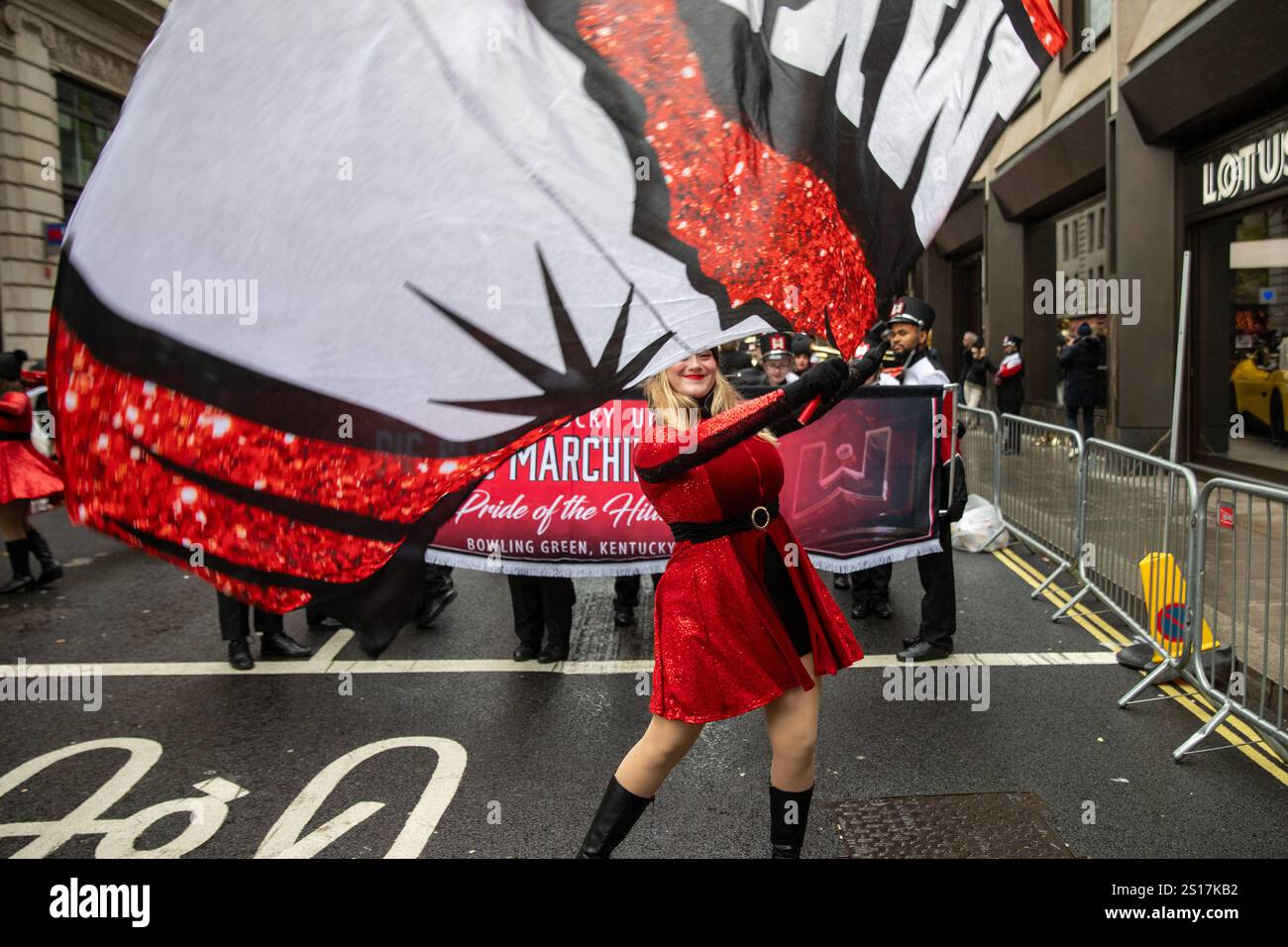 London, UK, 1. Januar 2025. Eine Cheerleaderin schwingt zu Beginn einer Parade eine Flagge. Tausende von Zuschauern trotzen starkem Wind und starkem Wind, um an der jährlichen London New Year Day Parade 2025 teilzunehmen. Quelle: James Willoughby/ALAMY Live News Stockfoto