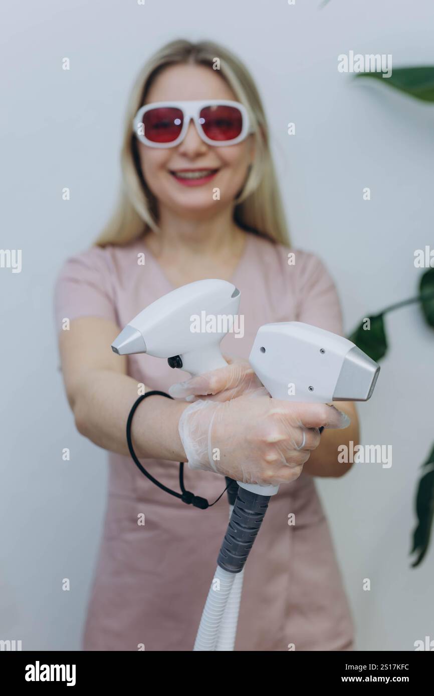 Laserhaarentfernungsspezialist mit Lasergerät während einer Schönheitsbehandlung. Hochwertige Fotos Stockfoto
