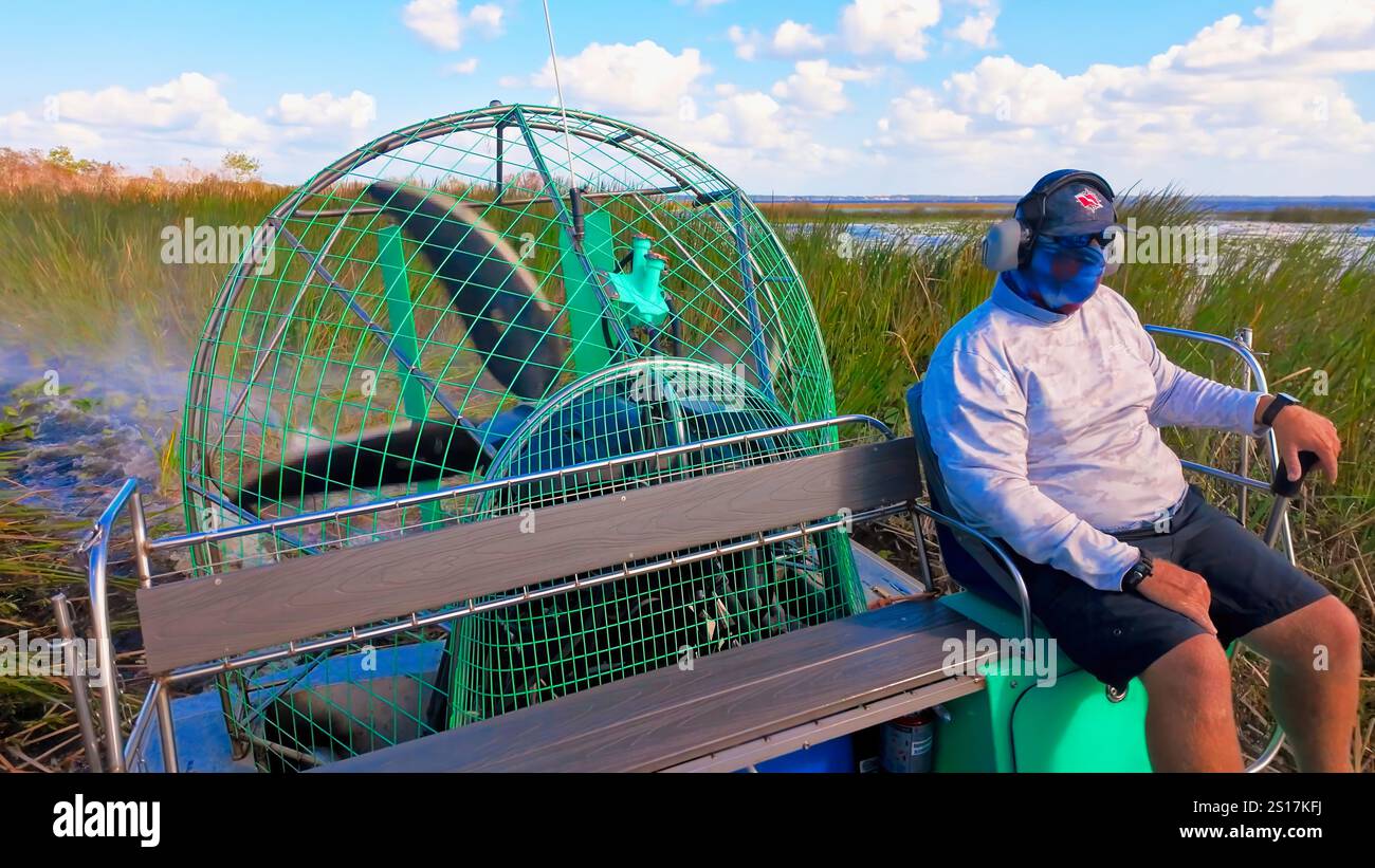 Airboat-Fahrt durch die Sümpfe und Graslandschaften von Florida - ORLANDO, USA - 31. OKTOBER 2024 Stockfoto