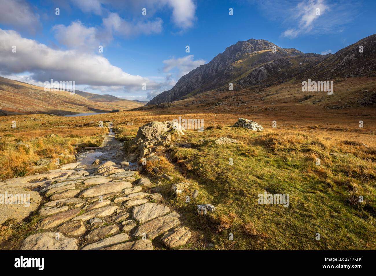 Der Steinweg von Llyn Idwal nach Llyn Ogwen mit dem Tryfan Mountain im Hintergrund, Snowdonia, Nordwales Stockfoto