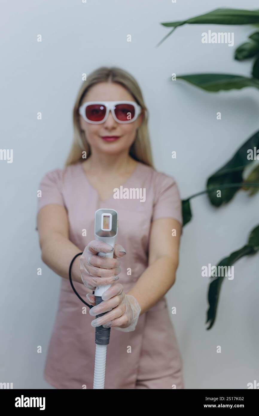 Laserhaarentfernungsspezialist mit Lasergerät während einer Schönheitsbehandlung. Hochwertige Fotos Stockfoto