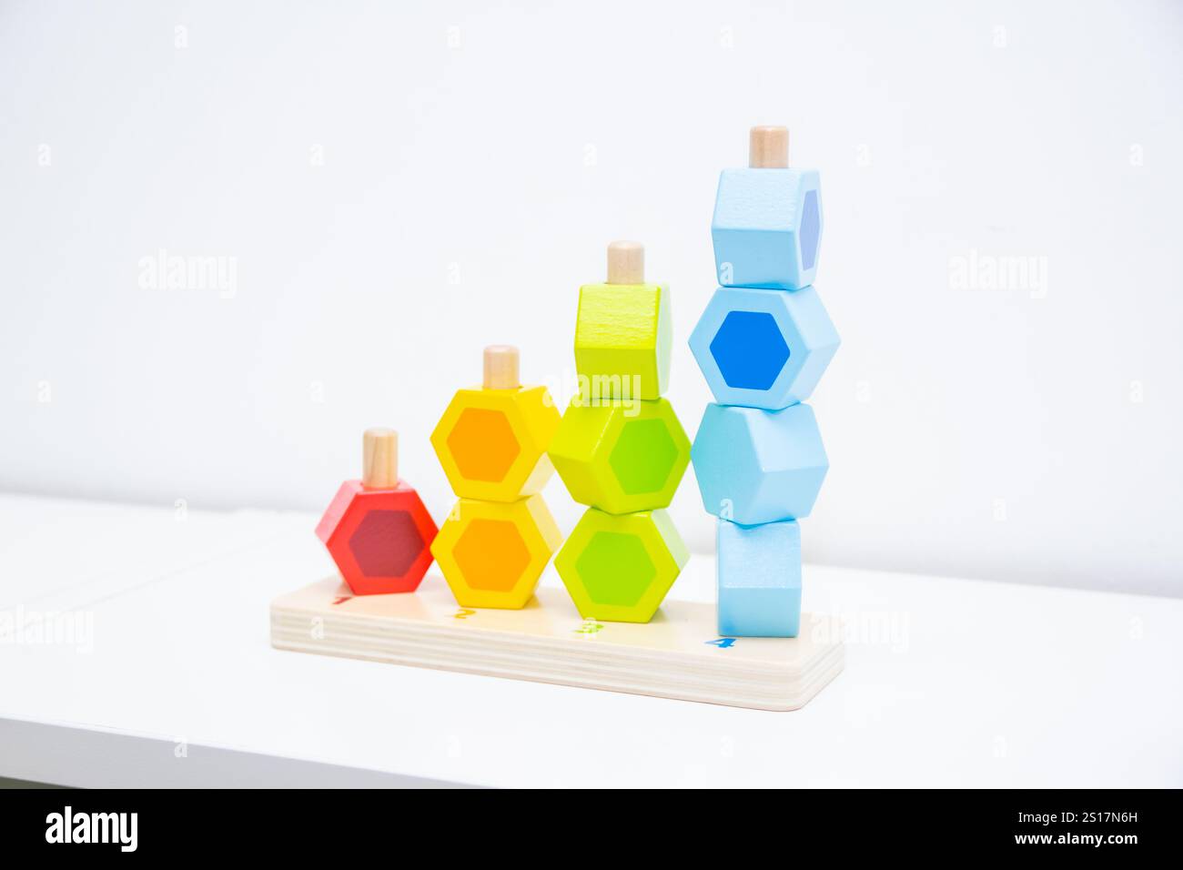 Blöcke in verschiedenen Farben auf einem weißen Tisch angeordnet, Spielzeug für Kinder Stockfoto