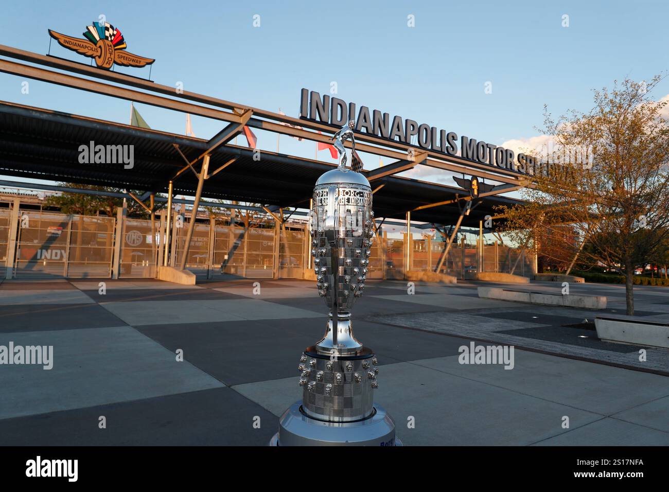 Die Borg Warner Trophy steht vor dem Indianapolis Motor Speedway vor dem Indianapolis 500 in Indianapolis, Indiana. Stockfoto