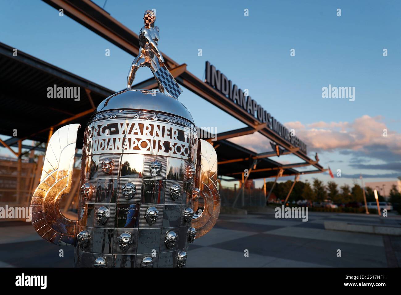 Die Borg Warner Trophy steht vor dem Indianapolis Motor Speedway vor dem Indianapolis 500 in Indianapolis, Indiana. Stockfoto