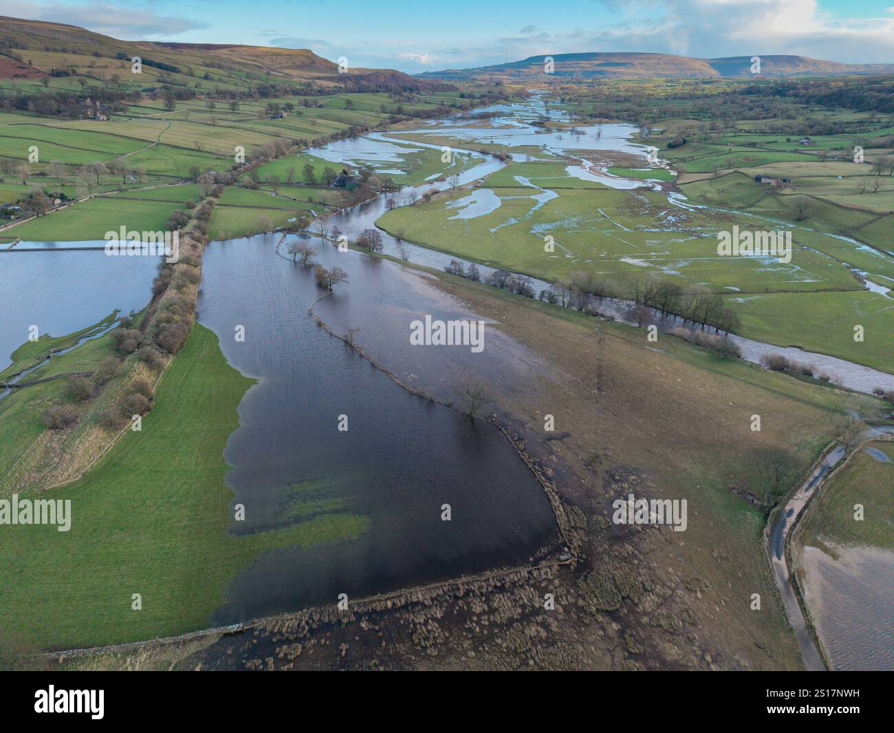 Überflutetes Ackerland im oberen Wensleydale, North Yorkshire, nachdem starke Regenfälle den Fluss ure über seine Ufer platzen ließen. Stockfoto