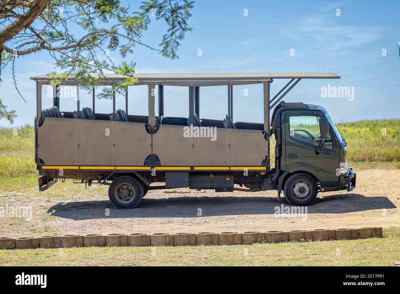 Open Top Safari Truck am 15. Dezember 2024 im Tala Game Reserve in der Nähe von Durban, Südafrika Stockfoto