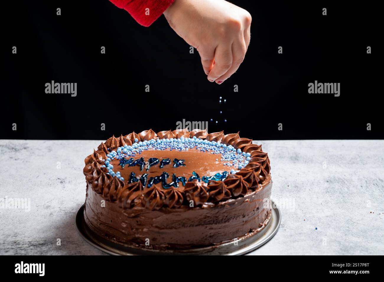 Farbenfrohe Geburtstagskuchen mit Streuseln und Dekor auf weißem Hintergrund mit Copyspace Stockfoto