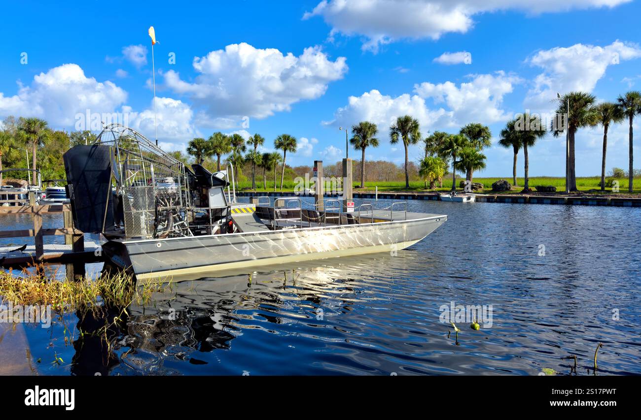 Airboat in den Sümpfen und Feuchtgebieten von Florida - ORLANDO, USA - 30. OKTOBER 2024 Stockfoto