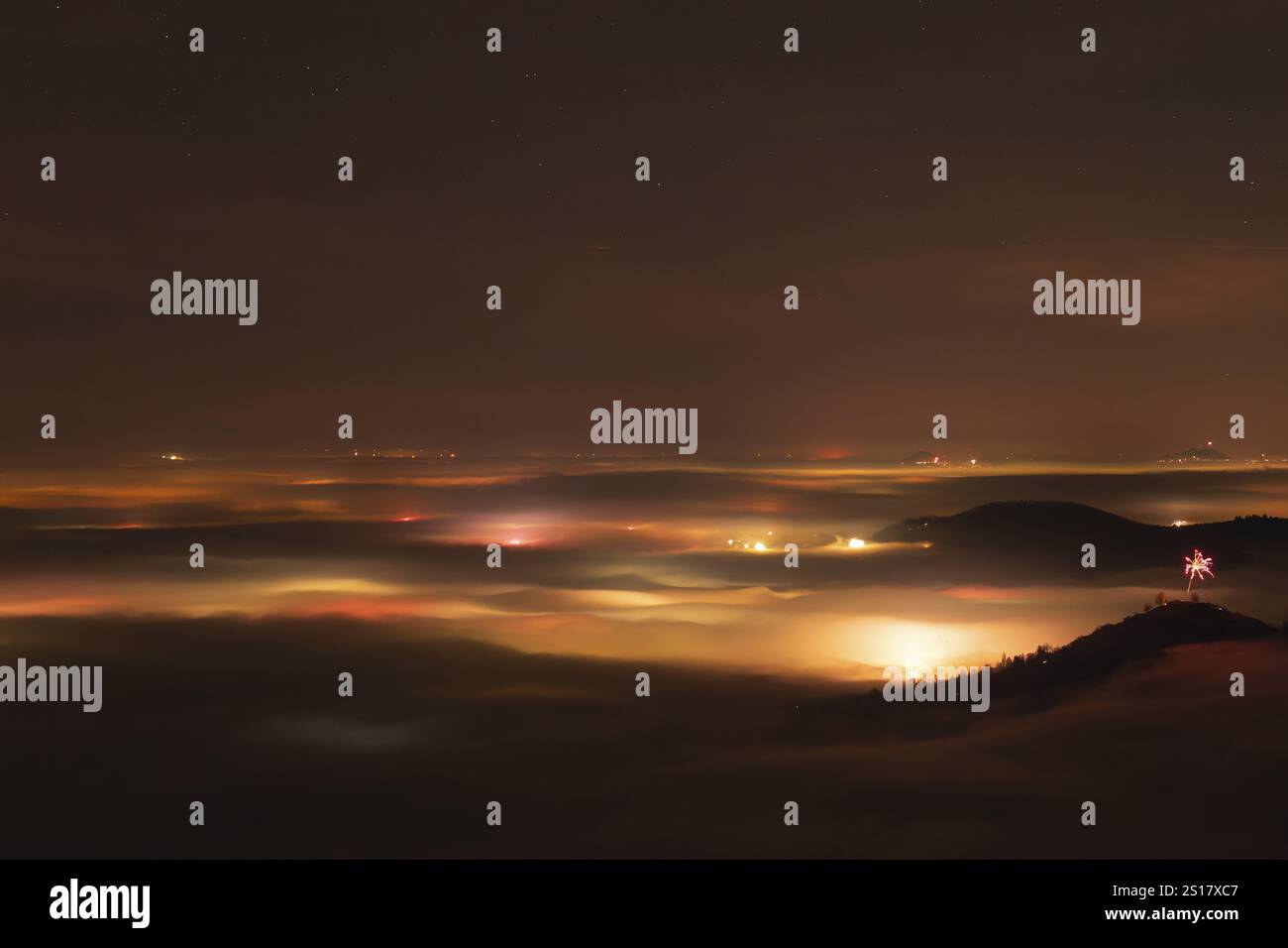 Silvesterfeuerwerk 2024 auf dem Breitenstein, Schwäbische Alb bei Ochsenwang. Nebelmeer in den Ausläufern der Alb. Blick auf die drei Kaiserberge n Stockfoto