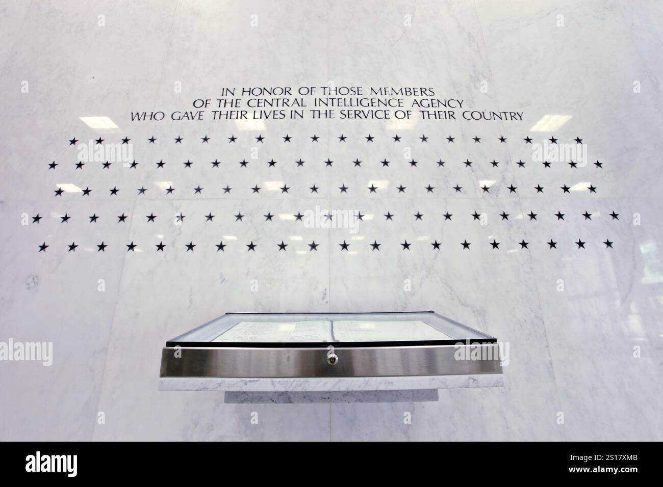 Langley, Vereinigte Staaten von Amerika. Februar 2011. Eine Nahaufnahme der Central Intelligence Agency Memorial Wall an der Nordwand der ursprünglichen Hauptquartier-Lobby, 4. Februar 2011 in Langley, Virginia. Jeder Stern, der in die Wand aus weißem Alabama-Marmor gehauen ist, stellt einen CIA-Offizier dar, der im Dienst getötet wurde. Quelle: CIA/Central Intelligence Agency/Alamy Live News Stockfoto