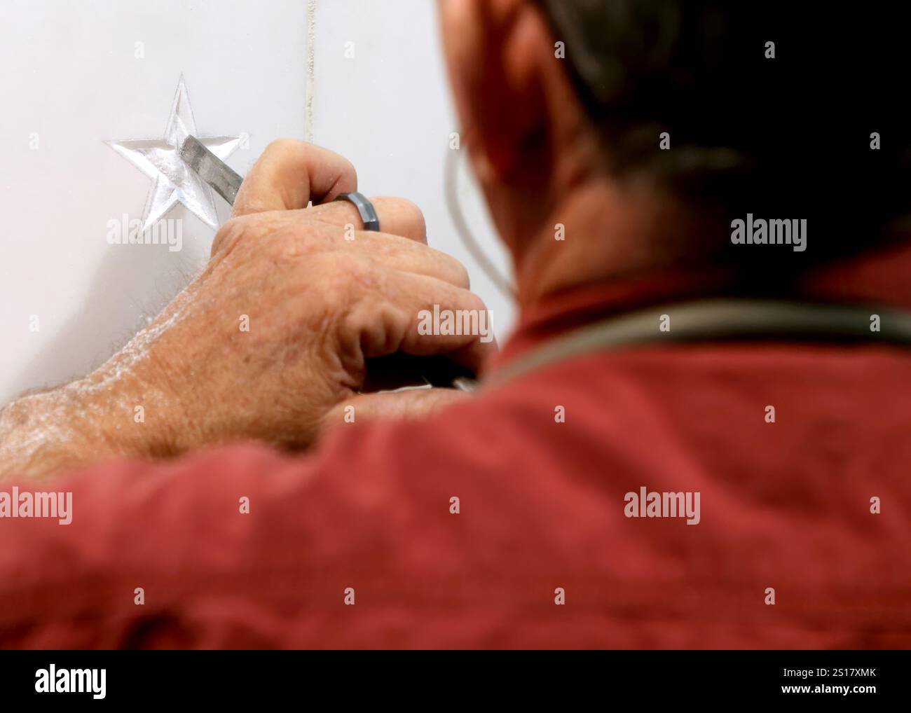 Langley, Vereinigte Staaten von Amerika. 23. Mai 2017. Der Steinschnitzer Tim Johnston schnitzt einen neuen Stern, der einen CIA-Offizier repräsentiert, der im Dienst an der Central Intelligence Agency Memorial Wall an der Nordwand der ursprünglichen Hauptquartierslobby am 23. Mai 2017 in Langley, Virginia, getötet wurde. Quelle: CIA/Central Intelligence Agency/Alamy Live News Stockfoto