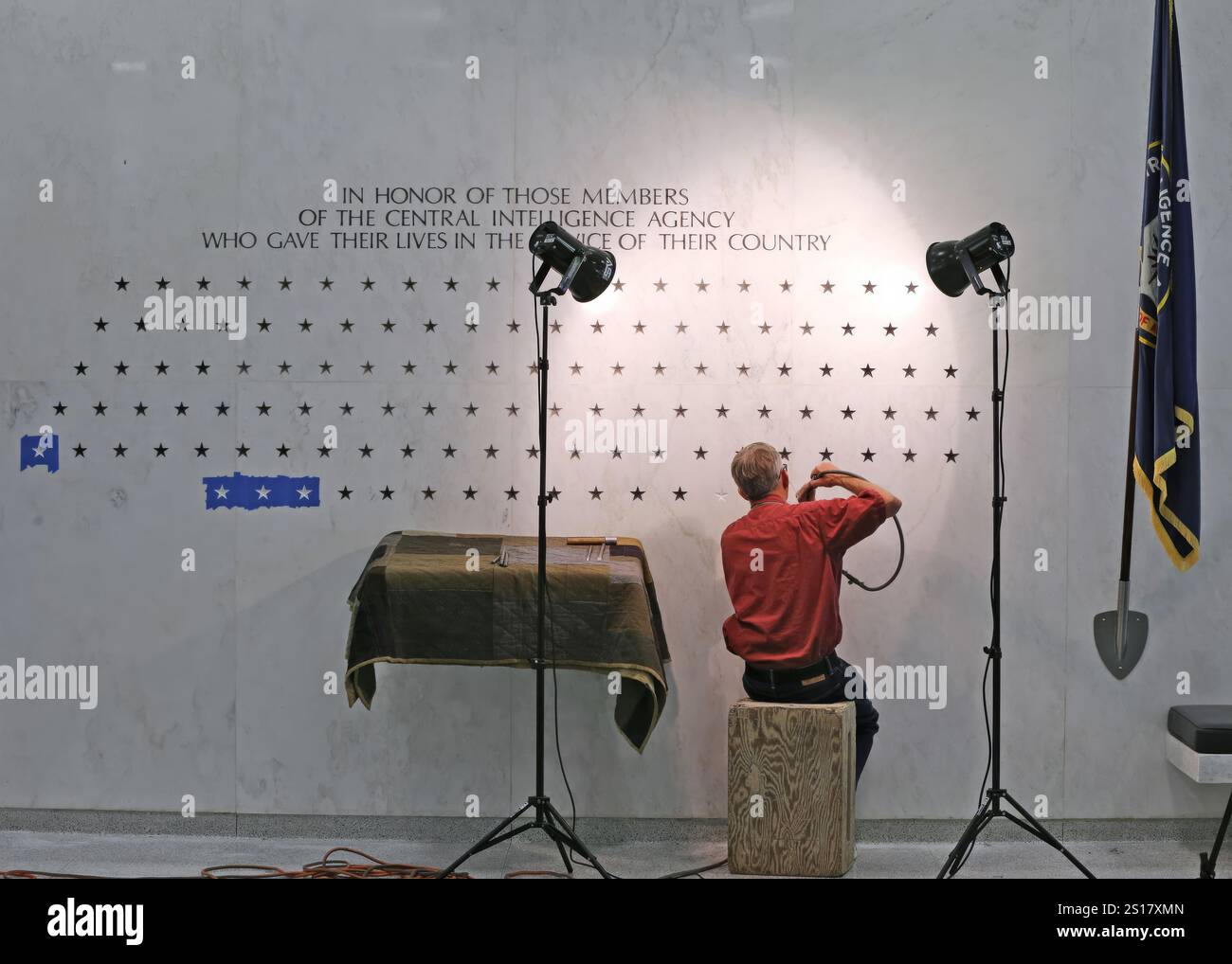 Langley, Vereinigte Staaten von Amerika. 23. Mai 2017. Der Steinschnitzer Tim Johnston schnitzt einen neuen Stern, der einen CIA-Offizier repräsentiert, der im Dienst an der Central Intelligence Agency Memorial Wall an der Nordwand der ursprünglichen Hauptquartierslobby am 23. Mai 2017 in Langley, Virginia, getötet wurde. Quelle: CIA/Central Intelligence Agency/Alamy Live News Stockfoto