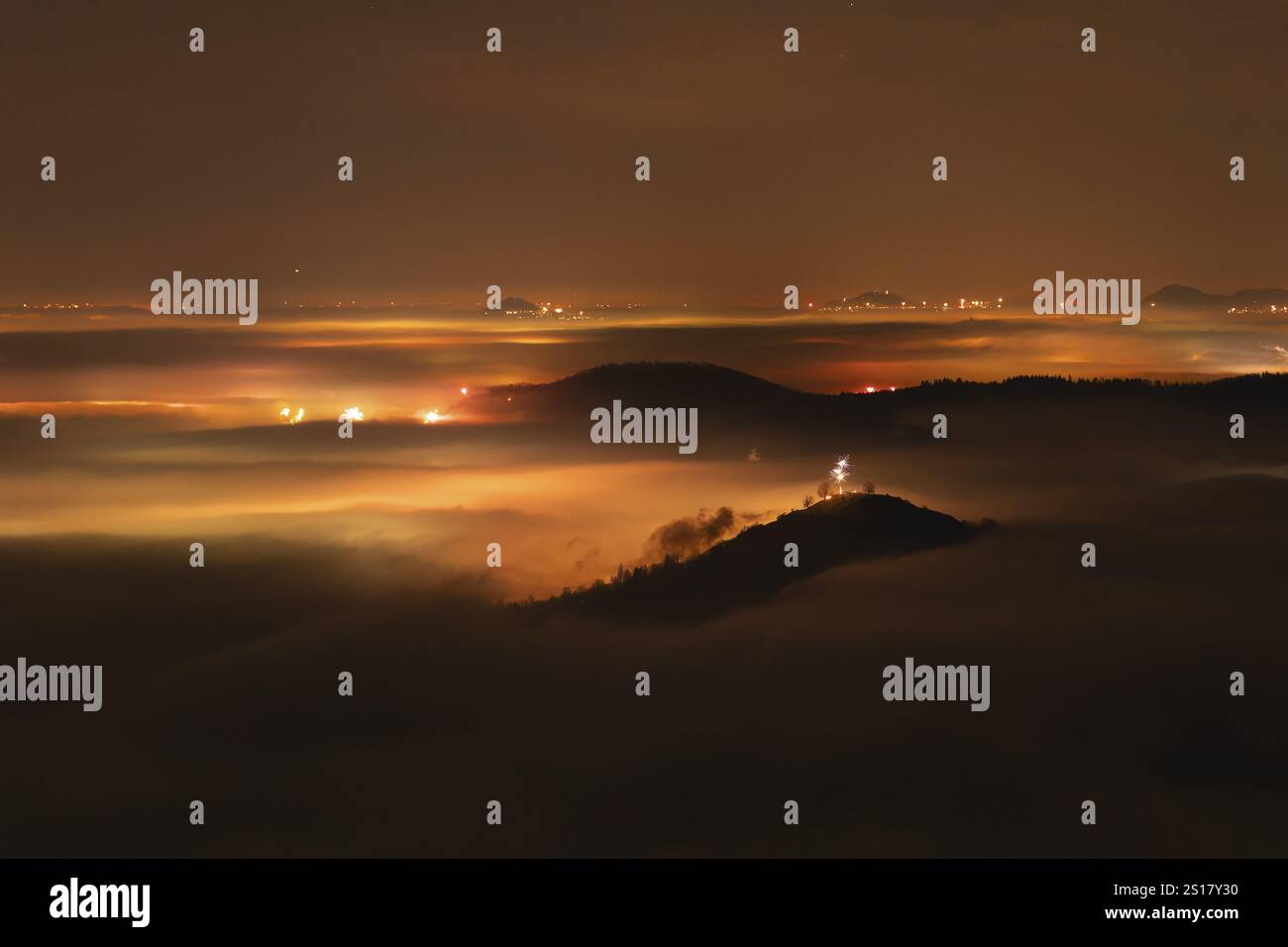 Silvesterfeuerwerk 2024 auf dem Breitenstein, Schwäbische Alb bei Ochsenwang. Nebelmeer in den Ausläufern der Alb. Blick auf die drei Kaiserberge n Stockfoto