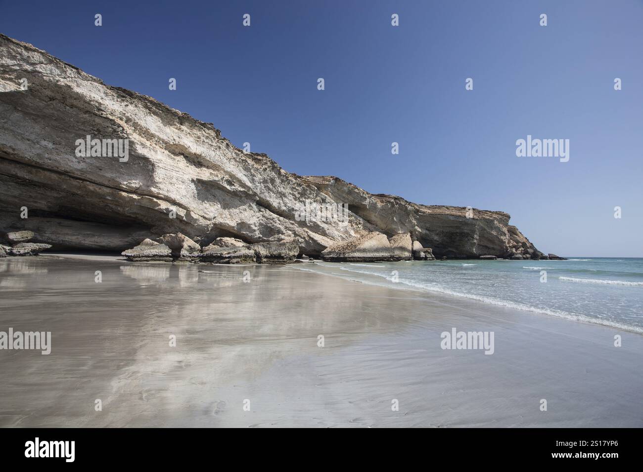 Küste, in der Nähe von Taqah, Meer, Sandstrand, Felsen, Oman, Asien Stockfoto