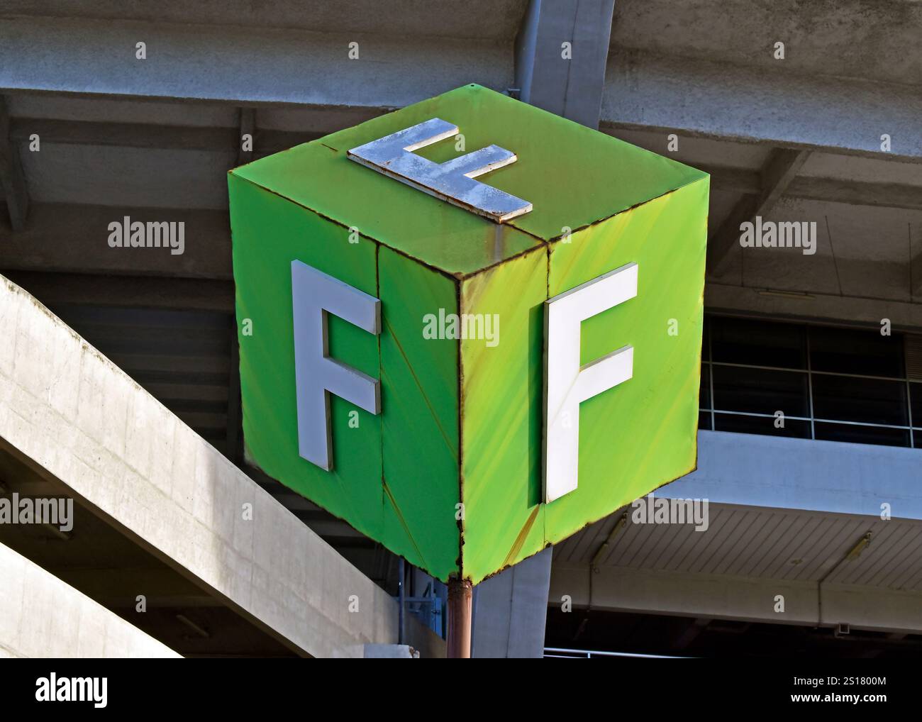 Weiße F-Buchstaben auf grünem Würfel Stockfoto