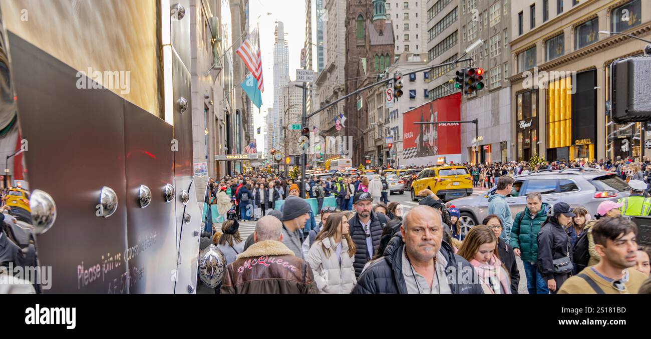 Bild von Menschen auf einem belebten Bürgersteig in der Innenstadt Stockfoto