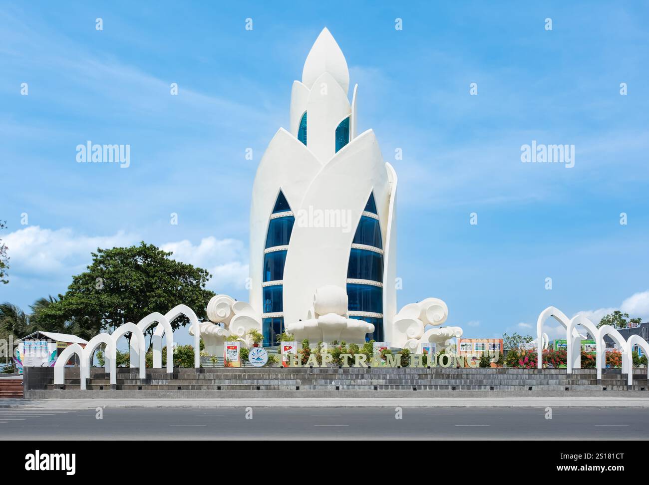 Berühmtes Wahrzeichen von Nha Trang ist der Thap Tram Huong Lotus Tower auf dem zentralen Platz an der Küste an Sommertagen in Vietnam. Reisefoto: Mai 4,2024 Stockfoto