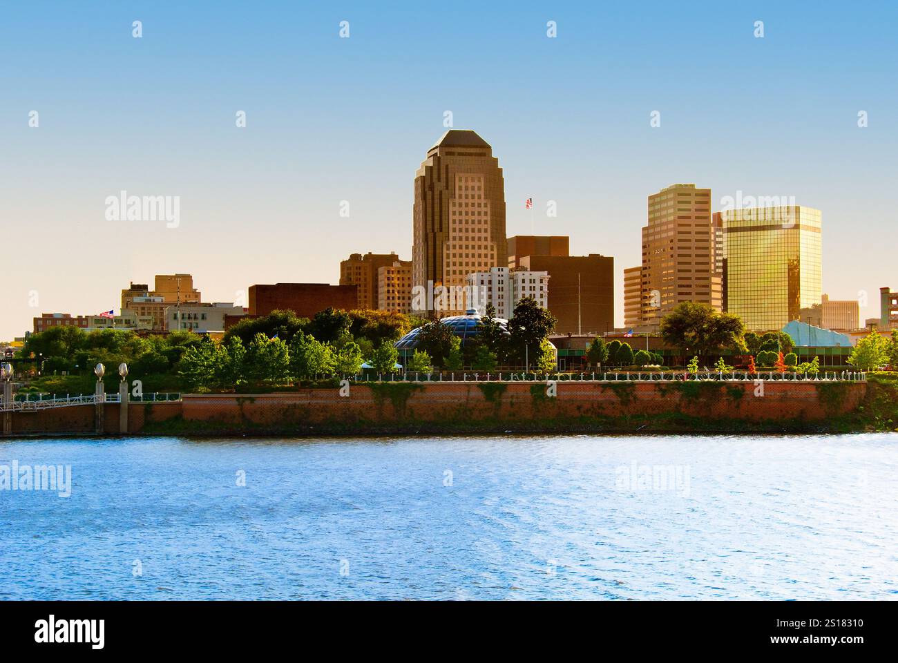 Skyline der Stadt am Red River - Shreveport, Louisiana Stockfoto