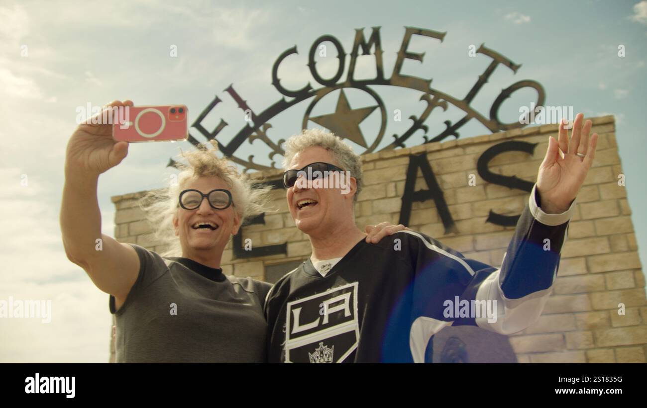 Will & Harper (2024) von Josh Greenbaum mit Harper Steele und will Ferrell. In diesem intimen Dokumentarfilm begeben sich will Ferrell und sein enger Freund von 30 Jahren auf eine Reise durch das Land, um ihre Freundschaft, ihren Übergang und Amerika nach Harpers Geschlechterwechsel zu erkunden. Werbung noch ***NUR REDAKTIONELLE VERWENDUNG***. Kredit: BFA/Netflix Stockfoto