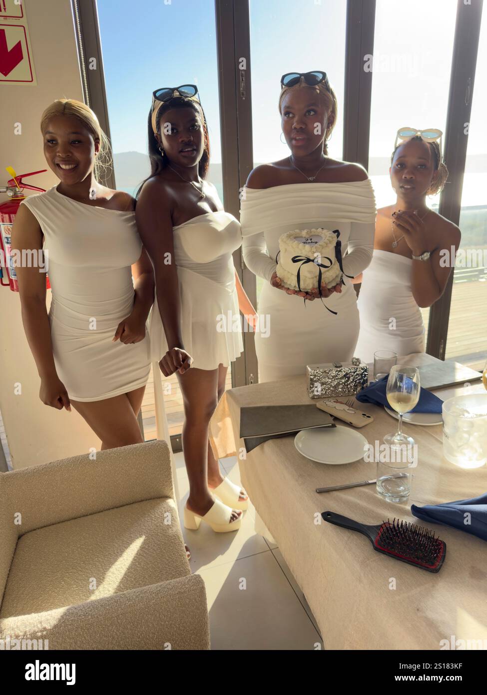 Langebaan Westküste Südafrika. 20.12.2024, Junge Mädchen, die weiß auf einer Geburtstagsfeier tragen. Stockfoto