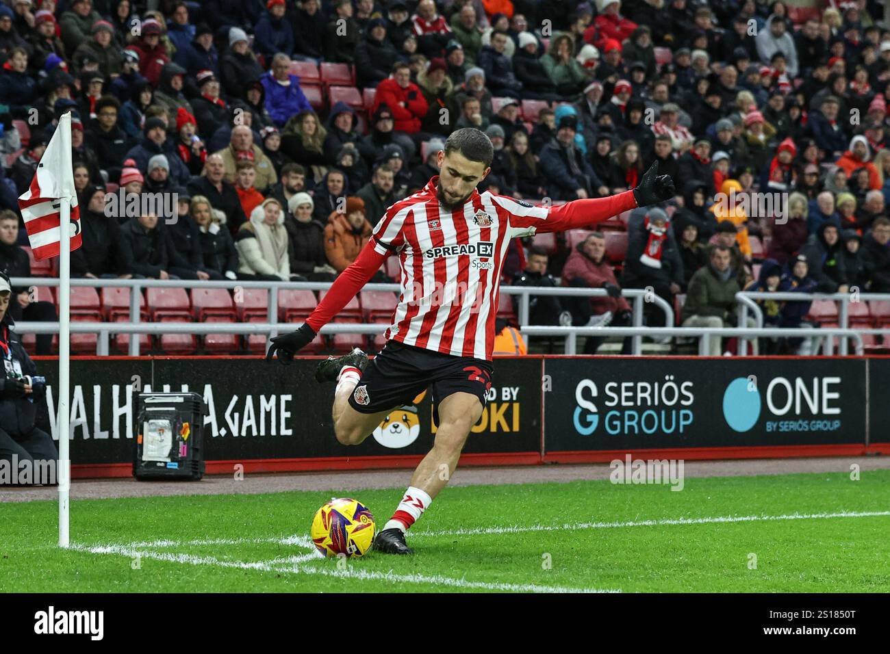 Adil Aouchiche aus Sunderland nimmt beim Sky Bet Championship Match Sunderland gegen Sheffield United im Stadium of Light, Sunderland, Großbritannien, 1. Januar 2025 eine Ecke ein (Foto: Alfie Cosgrove/News Images) Stockfoto