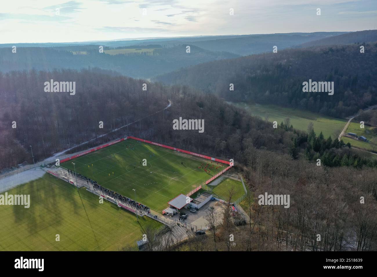 Die Voith Arena und Ihre Sportplaetze im winterlichen tau, Luftaufnahme, Uebersichtsbild, GER, FC Heidenheim, Fussball, Bundesliga, Trainingsauftakt, Winterpause, Spielzeit 2024/2025, 01.01.2025, Eibner-Pressefoto/Sascha Walther Stockfoto