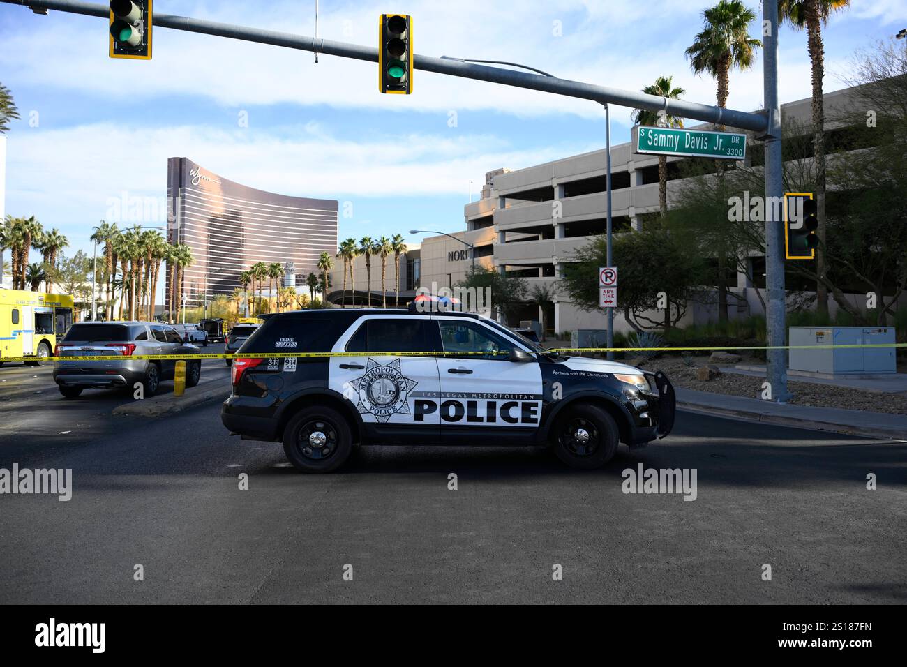 Las Vegas, Nevada, USA. Januar 2025. Polizeifahrzeuge am Tatort hinter Polizeiband in der Nähe des Eingangs zum Trump Tower. Ein Tesla Cybertruck explodierte vor dem Hotel des designierten Präsidenten Trumps. Der Fahrer wurde getötet und sieben Personen wurden verletzt. Die Polizei untersucht die Explosion im Parkservice des Trump International Hotels. (Kreditbild: © Mikael Ona/ZUMA Press Wire) NUR REDAKTIONELLE VERWENDUNG! Nicht für kommerzielle ZWECKE! Stockfoto
