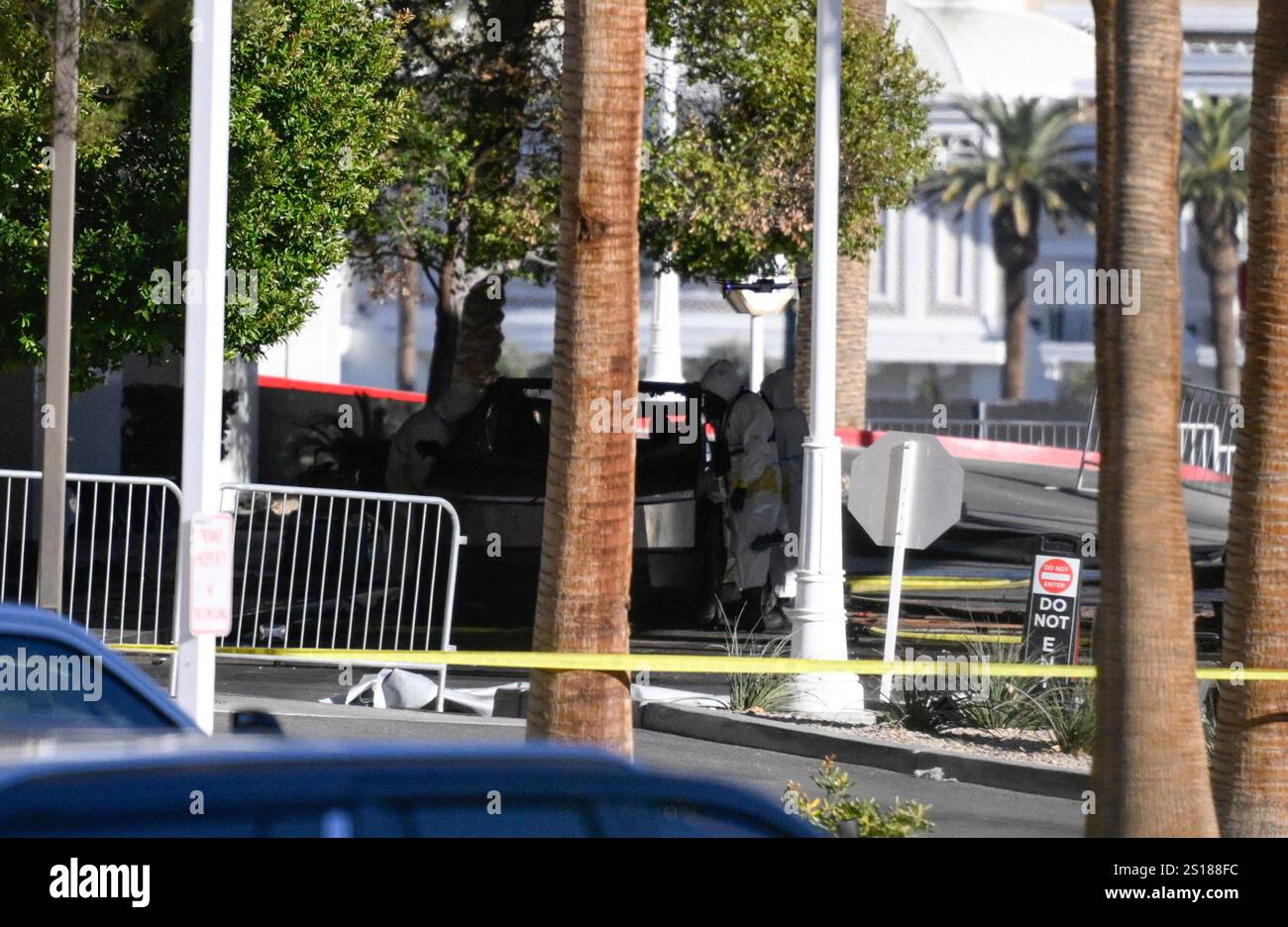 Las Vegas, Nevada, USA. Januar 2025. Die Polizei untersucht einen Tesla Cybertruck, der nahe dem Eingang zum Trump Tower explodierte. Der Fahrer wurde getötet und sieben Personen wurden verletzt. Die Polizei untersucht die Explosion im Parkservice des Trump International Hotels. (Kreditbild: © Mikael Ona/ZUMA Press Wire) NUR REDAKTIONELLE VERWENDUNG! Nicht für kommerzielle ZWECKE! Stockfoto