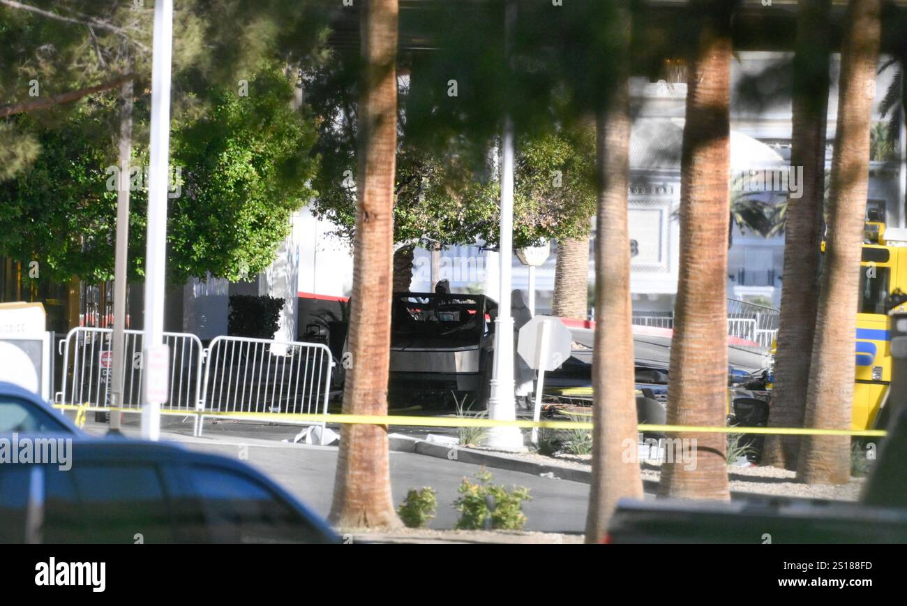 Las Vegas, Nevada, USA. Januar 2025. Die Polizei untersucht einen Tesla Cybertruck, der nahe dem Eingang zum Trump Tower explodierte. Der Fahrer wurde getötet und sieben Personen wurden verletzt. Die Polizei untersucht die Explosion im Parkservice des Trump International Hotels. (Kreditbild: © Mikael Ona/ZUMA Press Wire) NUR REDAKTIONELLE VERWENDUNG! Nicht für kommerzielle ZWECKE! Stockfoto