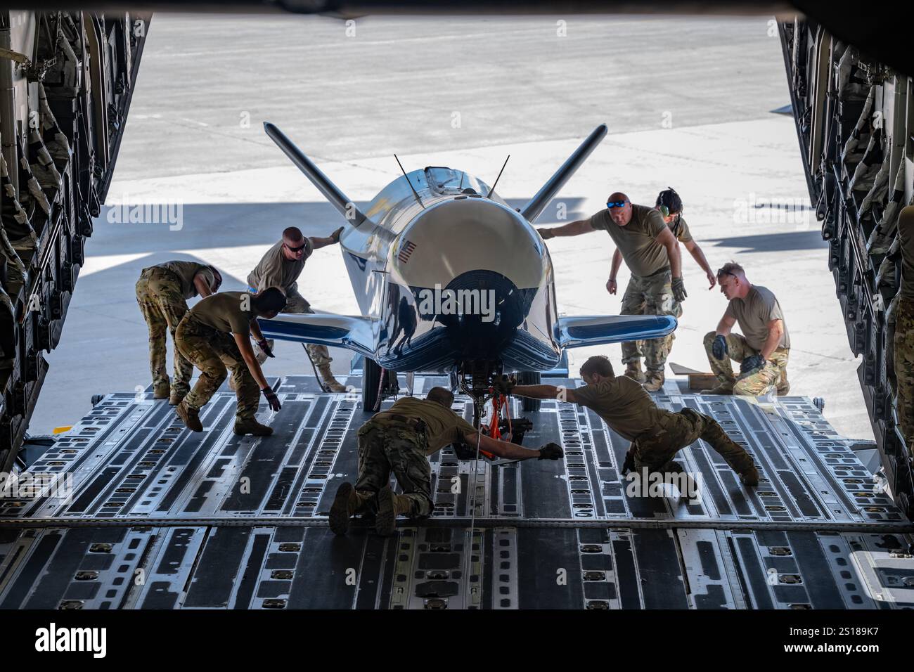 Mitglieder des 445th Airlift Wing, Wright-Patterson Air Force Base, Ohio, entladen ein Space Manöver Fahrzeug X-40A vor der Experimental Airventure Airventure Airshow in Oshkosh, Wiss., 19. Juli 2024. Die 445 AW transportierte die SMV X-40A, die vom National Museum of the U.S. Air Force ausgeliehen wurde, für die jährliche einwöchige Luftfahrtkonvention der EUA. (Foto der U.S. Air Force von Daniel Peterson) Stockfoto