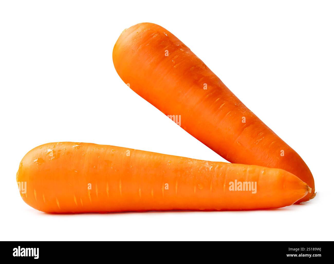 Die Seitenansicht der frischen orangefarbenen Karotten im Stapel ist auf weißem Hintergrund mit Beschneidungspfad isoliert. Stockfoto