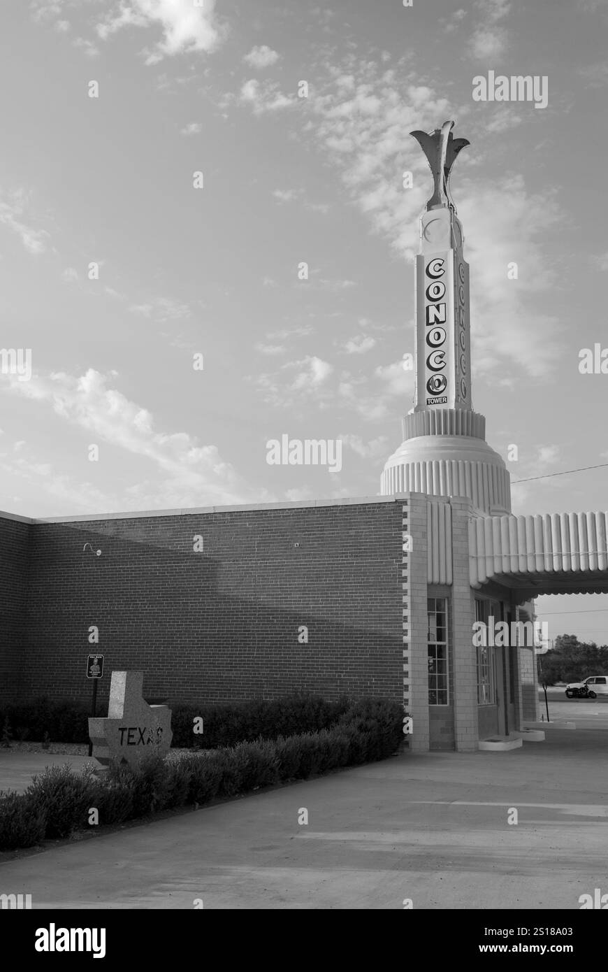 Historische Conoco Tower Service Station, heute U-Drop Inn Cafe, unter einem klaren blauen Himmel in Shamrock, Texas, USA. Stockfoto