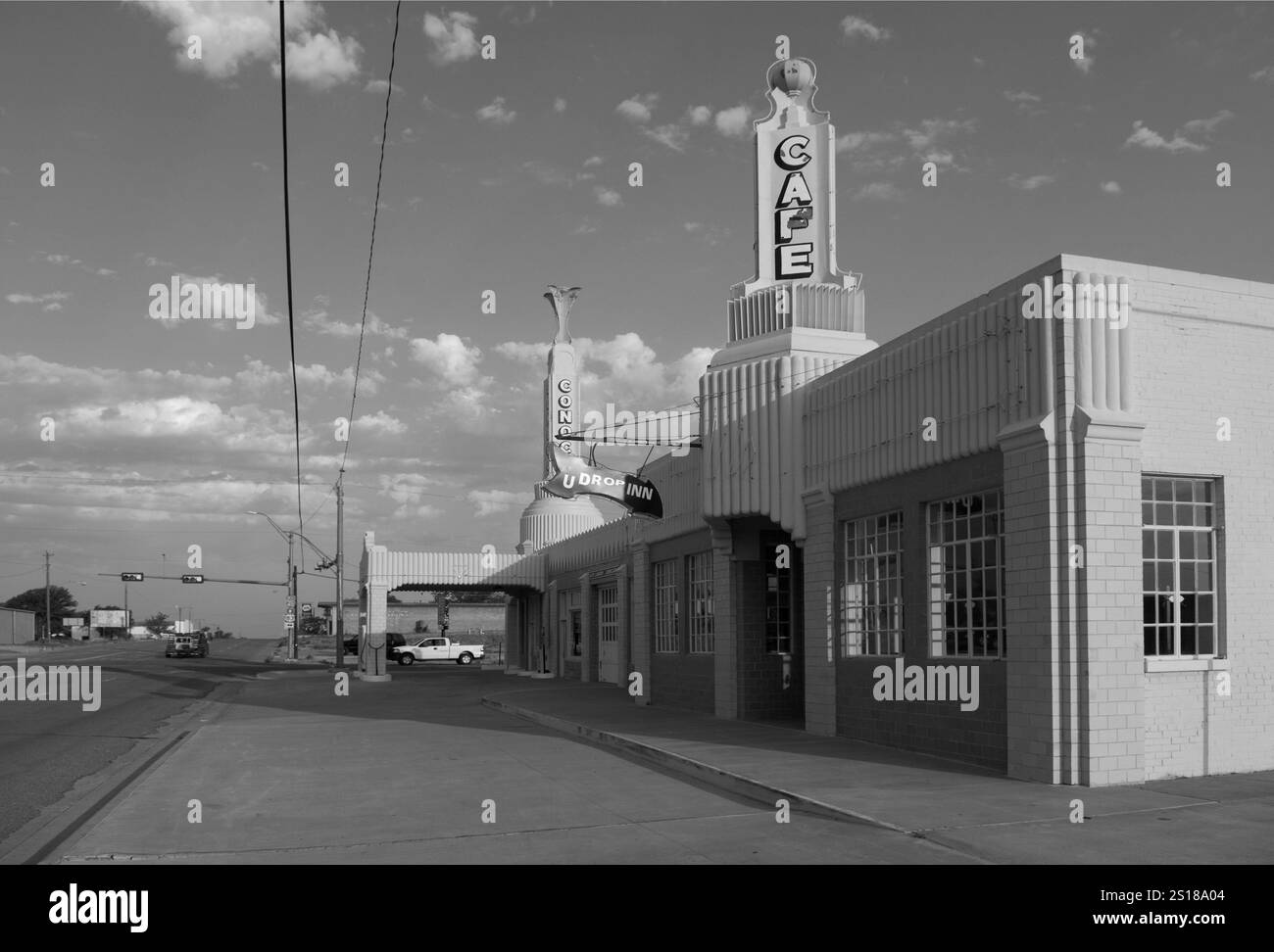 U-Drop Inn Cafe, ehemals Conoco Tower Service Station, ein Wahrzeichen der Route 66 in Shamrock, Texas, USA. Stockfoto