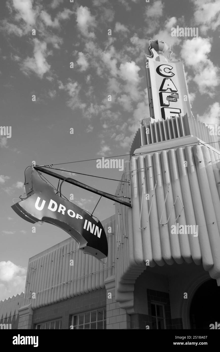 Art Deco Conoco Tower Service Station, heute das U-Drop Inn Cafe, ein beliebter Stopp der Route 66 in Shamrock, Texas, USA. Stockfoto