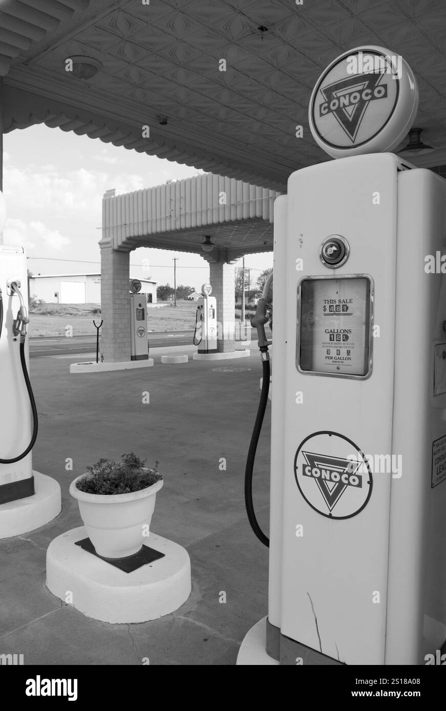 Historisches U-Drop Inn Cafe, ursprünglich Conoco Tower Service Station, mit klassischem Art déco-Stil in Shamrock, Texas, USA. Stockfoto