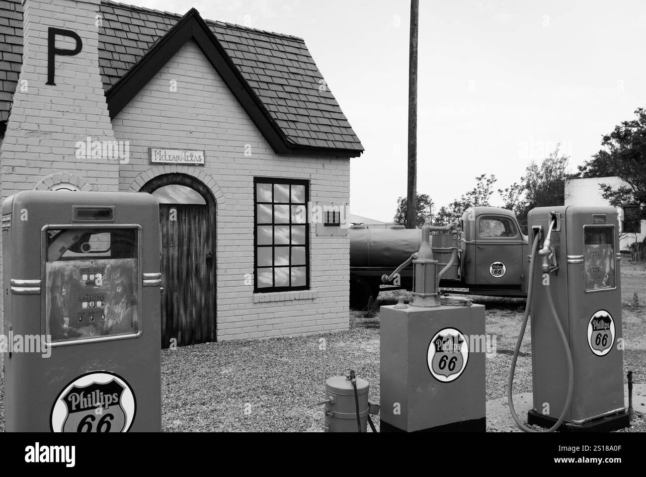Die legendäre Phillips 66 Tankstelle in McLean, Texas, USA, zeigt seine historische Bedeutung als erstes Projekt von Phillips Petroleum über Oklahoma hinaus. Stockfoto